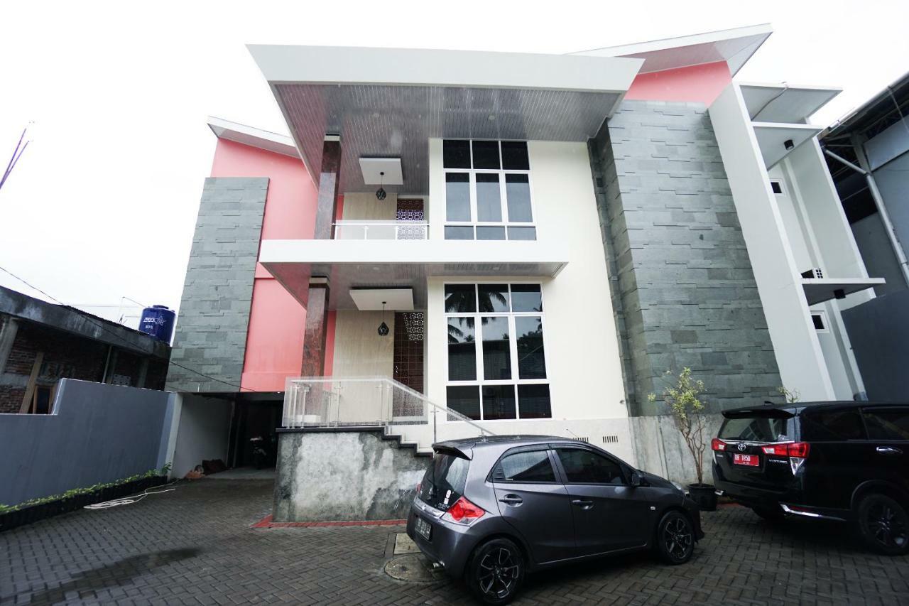 Oyo 1290 Felizcha House Hotel Malalayang Exterior photo